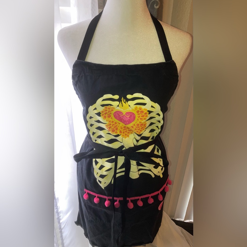 BBQ APRON SKELETON RIBCAGE SUGAR SKULLS FRONT POCKETS SIZE ADJUSTABLE GUC